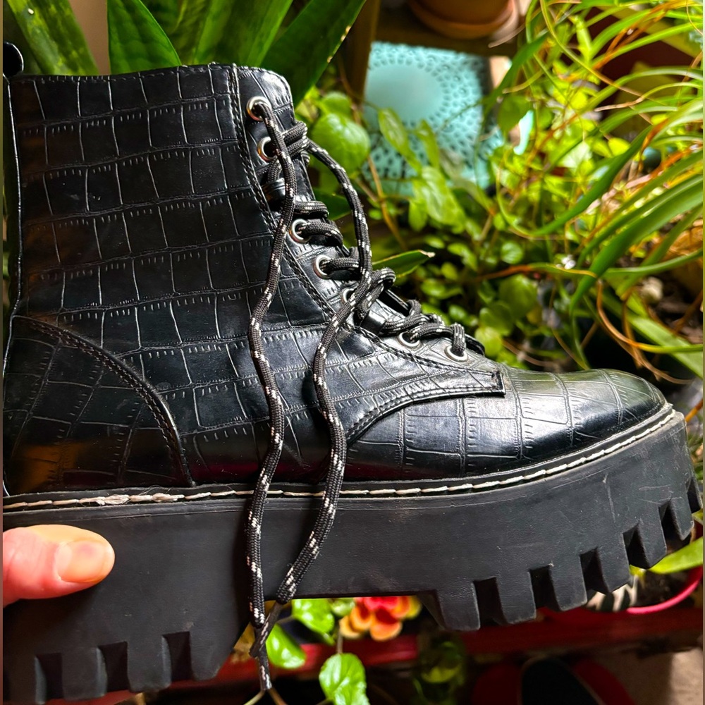 **NWT** BAMBOO platform combat boots